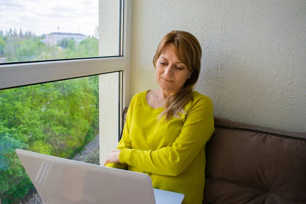 Mujer Con Una Computadora Portátil Sienta Casa Cerca Ventana Panorámica — Foto de Stock