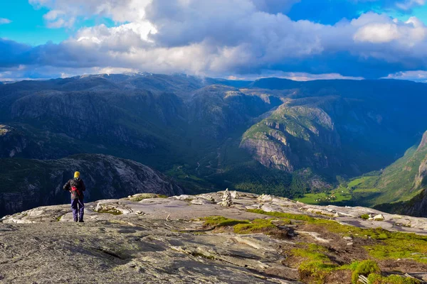 Een Toerist Weg Naar Kjeragbolten Verbazingwekkende Landschappen Van Noorse Bergen — Stockfoto