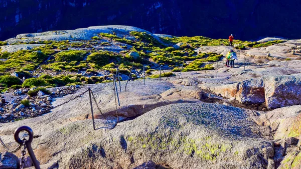 Ketten Auf Dem Weg Zum Berühmten Kjeragbolten Helfen Touristen Steile — Stockfoto