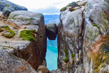 Hiç kimse ünlü Kjeragbolten 'ın manzarasını göremez. Dünyadaki en tehlikeli taş bu. Kjeragbolten Norveç 'in Kjerag dağında Lysefjorden' ın 984 metre yukarısında sıkışmış bir kaya türüdür..