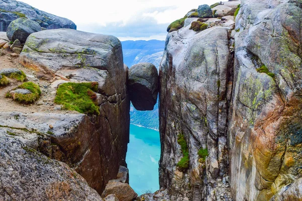 Hiç kimse ünlü Kjeragbolten 'ın manzarasını göremez. Dünyadaki en tehlikeli taş bu. Kjeragbolten Norveç 'in Kjerag dağında Lysefjorden' ın 984 metre yukarısında sıkışmış bir kaya türüdür..