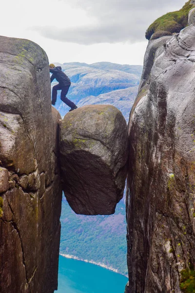 这位徒步旅行者从世界上最危险的石头Kjeragbolten离开 Kjeragbolten是位于挪威Kjerag山上Lysefjorden上空984米的岩石 — 图库照片