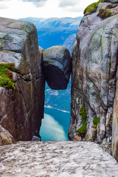 Niemand Landschap Van Beroemde Kjeragbolten Gevaarlijkste Steen Ter Wereld Kjeragbolten — Stockfoto