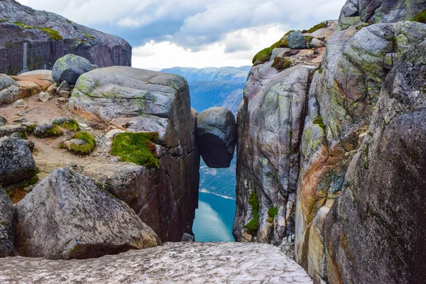 有名なKjeragboltenの誰も風景です 世界で最も危険な石 Kjeragboltenは ノルウェーのKjerag山のLysefordenの上984メートルの高度で立ち往生した岩です — ストック写真
