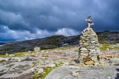 Kjeragbolten yolu. Norveç dağlarının manzaraları, Norveç 'in Kjerag Dağı' ndaki Lysefjorden 'ın 984 metre üzerinde bulunan ünlü kaya parçasının bulunduğu yer.
