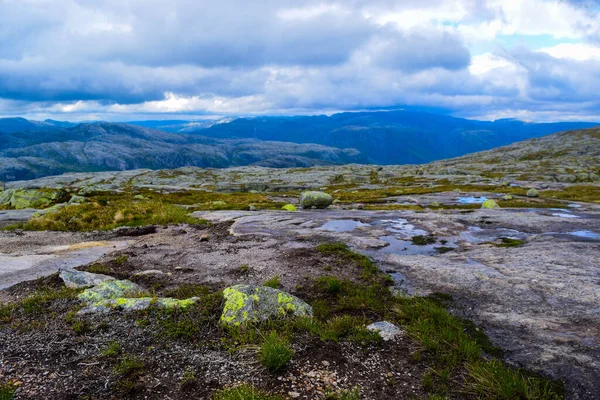 Camino Kjeragbolten Paisajes Las Montañas Noruegas Donde Famosa Roca Pegada —  Fotos de Stock