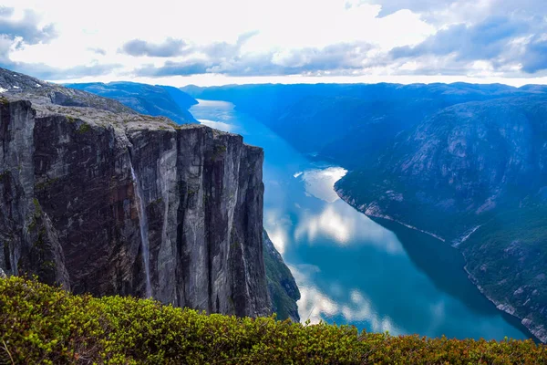 Csodálatos Hegyi Táj Lysefjorden Felhők Tükröződnek Kék Vízben Kilátás Kjerag — Stock Fotó