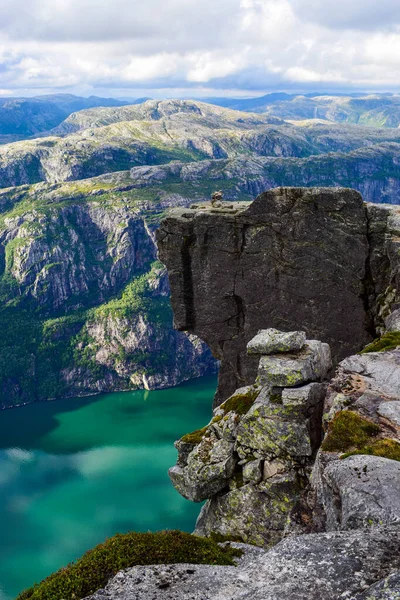 Lysefjorden Muhteşem Dağ Manzarası Mavi Suya Yansıyan Bulutlarla Kjerag Platosu — Stok fotoğraf