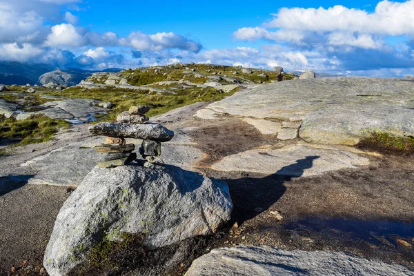 Hermosos Paisajes Las Montañas Noruegas Camino Kjeragbolten Piedra Más Peligrosa —  Fotos de Stock