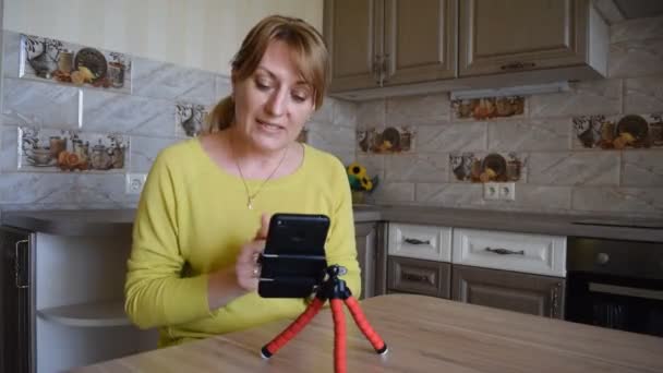 Jonge Blanke Lachende Vrouw Met Een Smartphone Communiceert Online Chat — Stockvideo