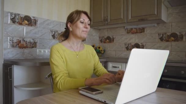 Jonge Blanke Lachende Vrouw Zwaait Met Haar Hand Begroeting Tijdens — Stockvideo