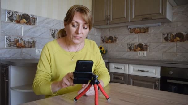 Joven Mujer Caucásica Sonriente Con Teléfono Inteligente Comunica Chat Línea — Vídeo de stock