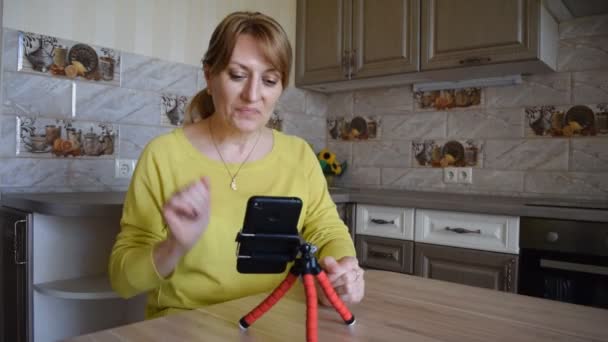 Akıllı Telefonlu Beyaz Bir Kadın Evde Mutfaktayken Online Sohbet Sosyal — Stok video