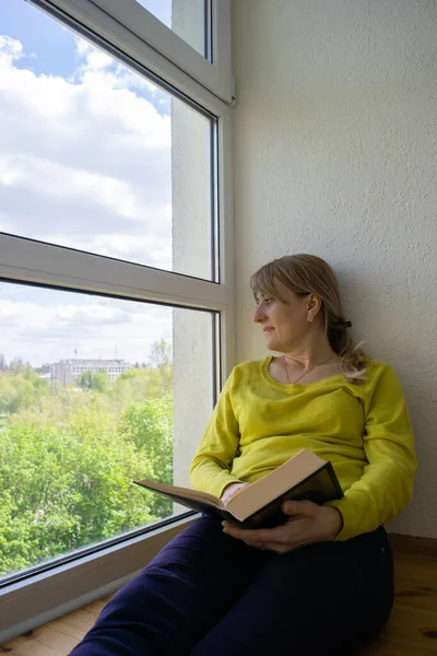 Kitaplı Beyaz Kadın Karantina Döneminde Panoramik Pencerenin Yanında Oturan Parka — Stok fotoğraf