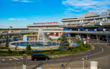 Minsk, Belarus - 3 Haziran 2018: Belarus Cumhuriyeti 'nin başkentin 42 km doğusunda yer alan Minsk Ulusal Havaalanı' nın ana binası ve bölgesi..