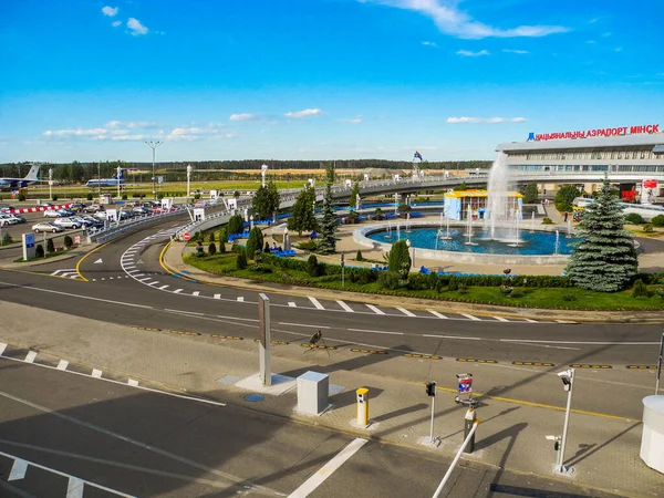 Minsk, Belarus - 3 Haziran 2018: Belarus Cumhuriyeti 'nin başkentin 42 km doğusunda yer alan Minsk Ulusal Havaalanı' nın ana binası ve bölgesi..