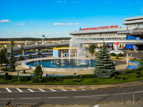 Minsk, Belarus - 3 Haziran 2018: Belarus Cumhuriyeti 'nin başkentin 42 km doğusunda yer alan Minsk Ulusal Havaalanı' nın ana binası ve bölgesi..
