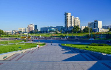 Minsk, Belarus - 12 Ağustos 2018: Beyaz Rusya Cumhuriyeti 'nin başkenti Minsk' in yaz şehri. Büyük Vatanseverlik Savaşı tarihinin müzesinden bir görüntü.