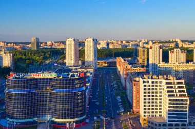Minsk, Belarus - 12 Ağustos 2018: Beyaz Rusya Cumhuriyeti 'nin başkenti Minsk şehri. Belarus Ulusal Kütüphanesi 'nin sıra dışı rombokübik formuyla bilinen gözlem güvertesinden bakın..