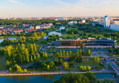Minsk şehri, Belarus Cumhuriyeti 'nin başkenti. Belarus Ulusal Kütüphanesi 'nin sıra dışı rombokübik şekliyle bilinen gözlem güvertesinden bakın.