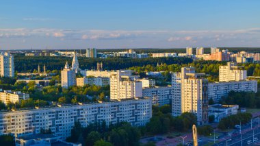 Minsk şehri, Belarus Cumhuriyeti 'nin başkenti. Belarus Ulusal Kütüphanesi 'nin sıra dışı rombokübik şekliyle bilinen gözlem güvertesinden bakın.