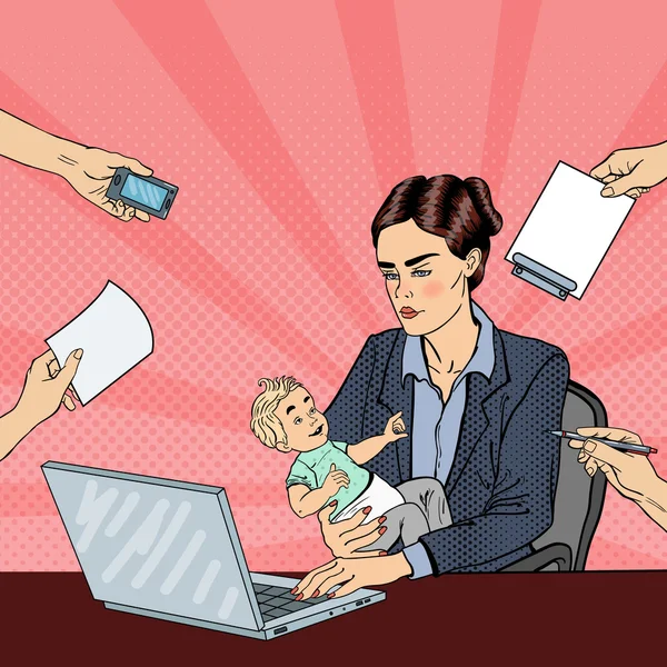 Mujer de negocios de arte pop con portátil que sostiene al bebé recién nacido en el trabajo de oficina de tareas múltiples. Ilustración vectorial — Vector de stock