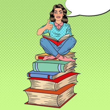 Kitap yığını üzerinde oturan ve el işareti başparmak ile kitap okuma güzel Pop Art genç kadın. Vektör çizim