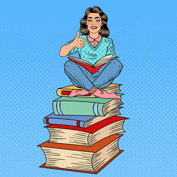 Pretty Pop Art Young Woman Sitting on the Stack of Books dan Reading Book with Hand Sign Thumb Up. Ilustrasi vektor - Stok Vektor