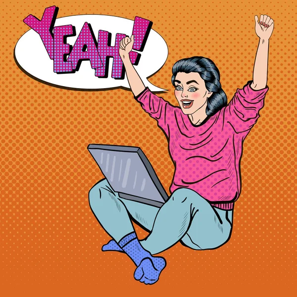 Popart enthousiast jonge vrouw met Laptop en handen omhoog. Vectorillustratie — Stockvector