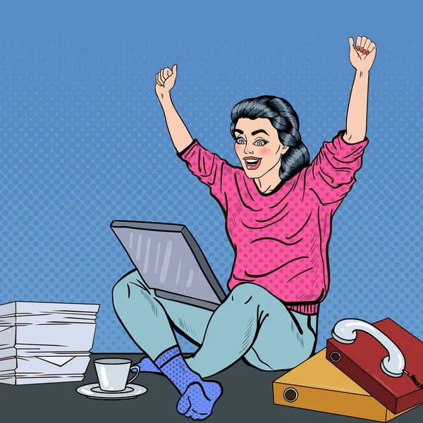 Pop Art Mujer joven emocionada con el ordenador portátil sentado en el escritorio de la oficina con papeles. Ilustración vectorial — Archivo Imágenes Vectoriales