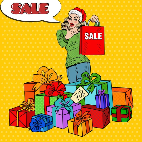 Pop Art Happy Woman in Santa Hat avec un sac à provisions et d'énormes boîtes-cadeaux en vente de Noël. Illustration vectorielle — Image vectorielle