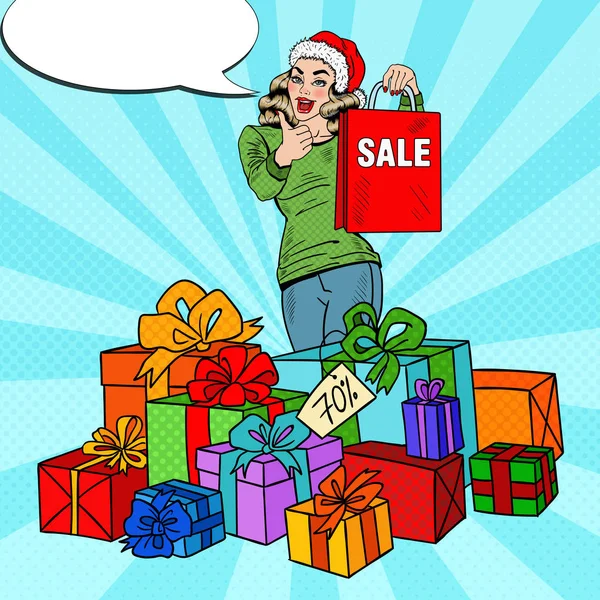 Pop Art Happy Woman in Santa Hat con bolsa de compras y enormes cajas de regalo en venta de Navidad. Ilustración vectorial — Archivo Imágenes Vectoriales