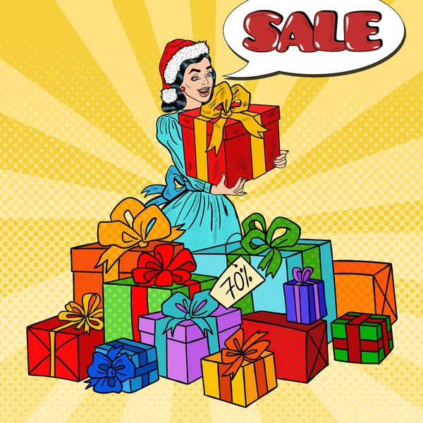 Popart gelukkige vrouw in kerstmuts met grote geschenkdozen op Kerstmis verkoop. Vectorillustratie — Stockvector