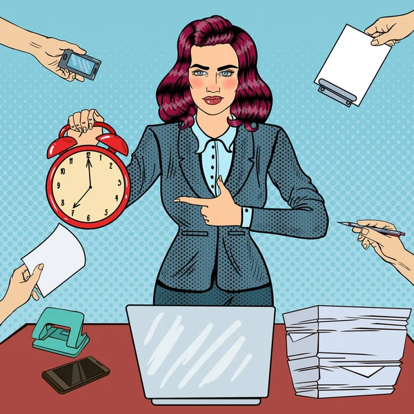 Pop Art mulher de negócios segurando relógio de alarme no escritório Multitasking trabalhar com laptop. Ilustração vetorial —  Vetores de Stock