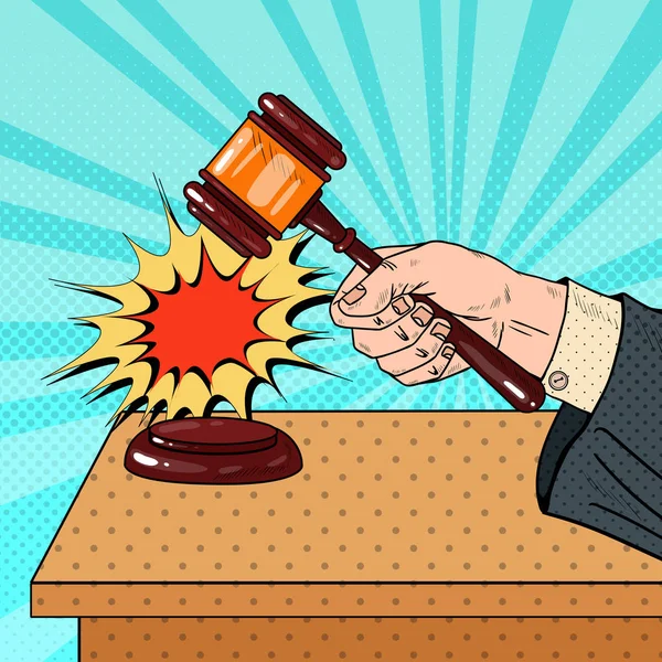 Juiz de Arte Pop batendo Gavel de madeira em um tribunal. Ilustração vetorial — Vetor de Stock