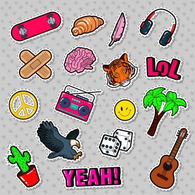 Moda rozetleri, yamalar, çıkartmalar hippi elemanları, kaykay, barış işareti, gitar ve avuç içi ile ayarlayın. Vektör çizim