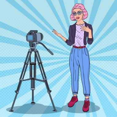 Genç kadın Blogger kayıt Video güzel. Kadın bazen. Pop Art vektör çizim