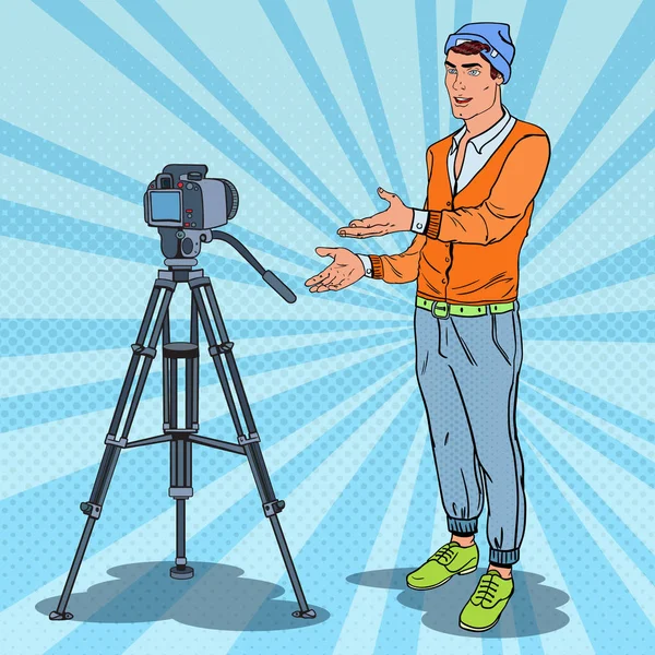 세련 된 남자 Vlogger 녹화 비디오입니다. 팝 아트 벡터 일러스트 레이 션 — 스톡 벡터