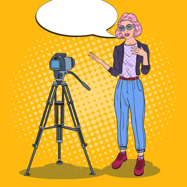 Adolescent Blogger Înregistrare Video. Femeie Vlogger. Pop Art ilustrație vectorială — Vector de stoc