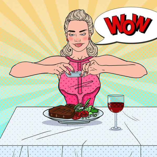 Junge Frau mit Smartphone beim Fotografieren von Essen im Restaurant. Pop Art Vektor Illustration — Stockvektor