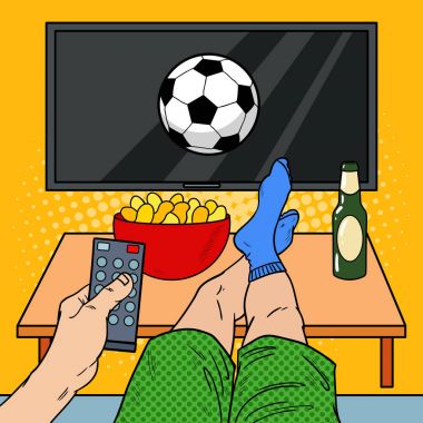 Adam futbol oturma odasında TV izlerken uzaktan kumanda ile. Pop Art vektör çizim