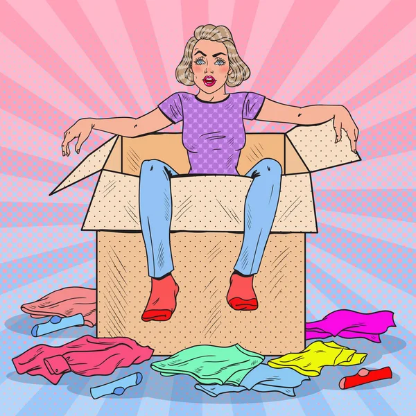 Pop Art Mujer cansada en la caja con ropa diferente. Me mudo a la nueva casa. Ilustración vectorial — Vector de stock
