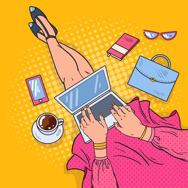 Pop Art Jovem Mulher com Laptop. Trabalhar em casa. Ilustração vetorial —  Vetores de Stock