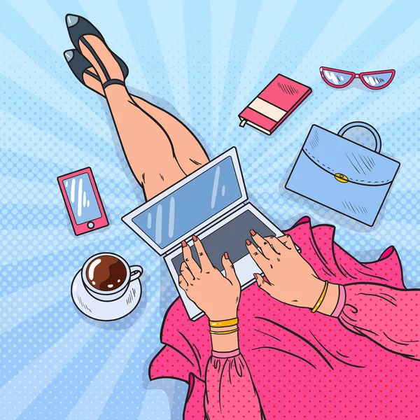 Pop Art kobieta Blogger pracy na laptopie. Nowoczesny styl życia. Ilustracja wektorowa — Wektor stockowy