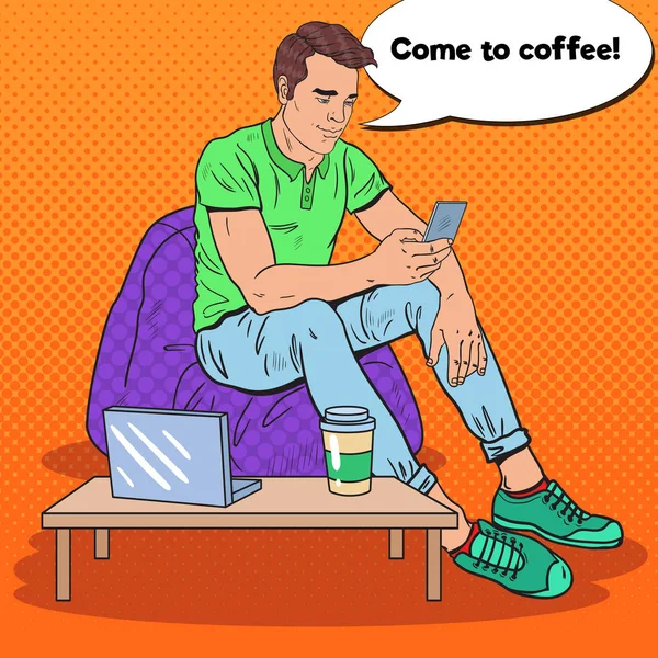 Pop Art Young Man Bebiendo café y mensajes de texto en el teléfono inteligente. Ilustración vectorial — Vector de stock