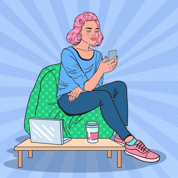 Pop Art Young Woman Texting on Smartphone in Café (en inglés). Ilustración vectorial — Archivo Imágenes Vectoriales