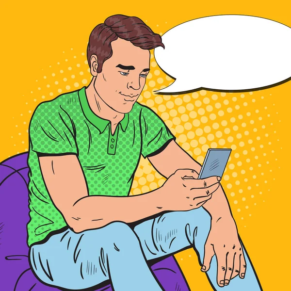 Pop Art Young Man está leyendo el mensaje de texto en el teléfono inteligente. Tecnologías móviles. Ilustración vectorial — Vector de stock