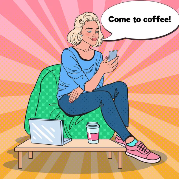 Pop Art Mujer rubia con café y Smartphone en un café. Ilustración vectorial — Archivo Imágenes Vectoriales