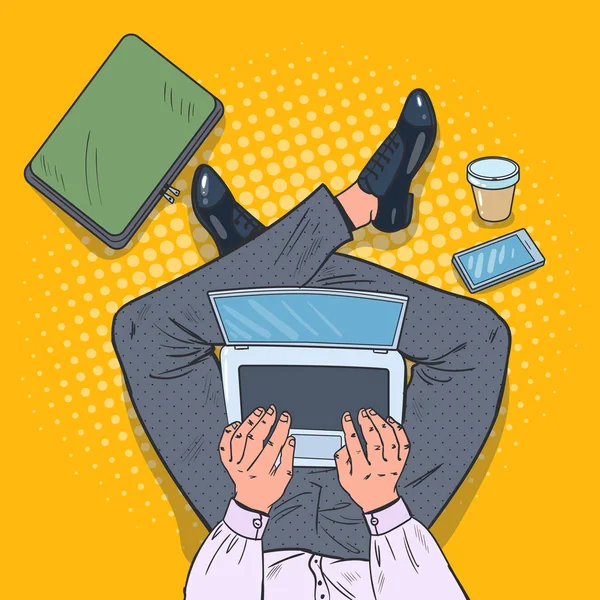 Pop Art Top View Hombre sentado con ordenador portátil en el piso con taza de café y teléfono inteligente. Ilustración vectorial — Vector de stock