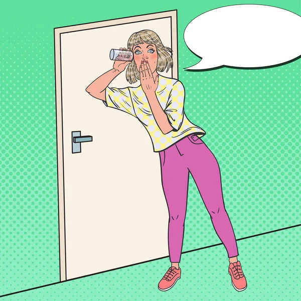 Popart verrast vrouw luisteren gesprek met glas. Meisje afluisternetwerk. Vectorillustratie — Stockvector